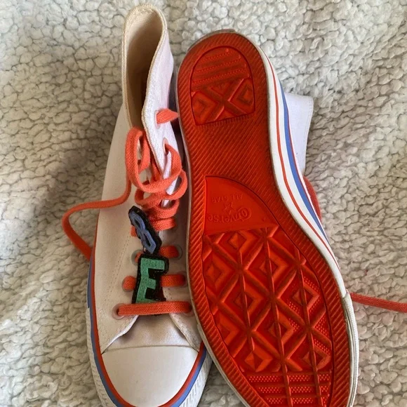 Millie Bobbie Brown Converse - Picture 4 of 6